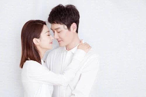 大妈身陷河滩淤泥 退休民警奋力营救